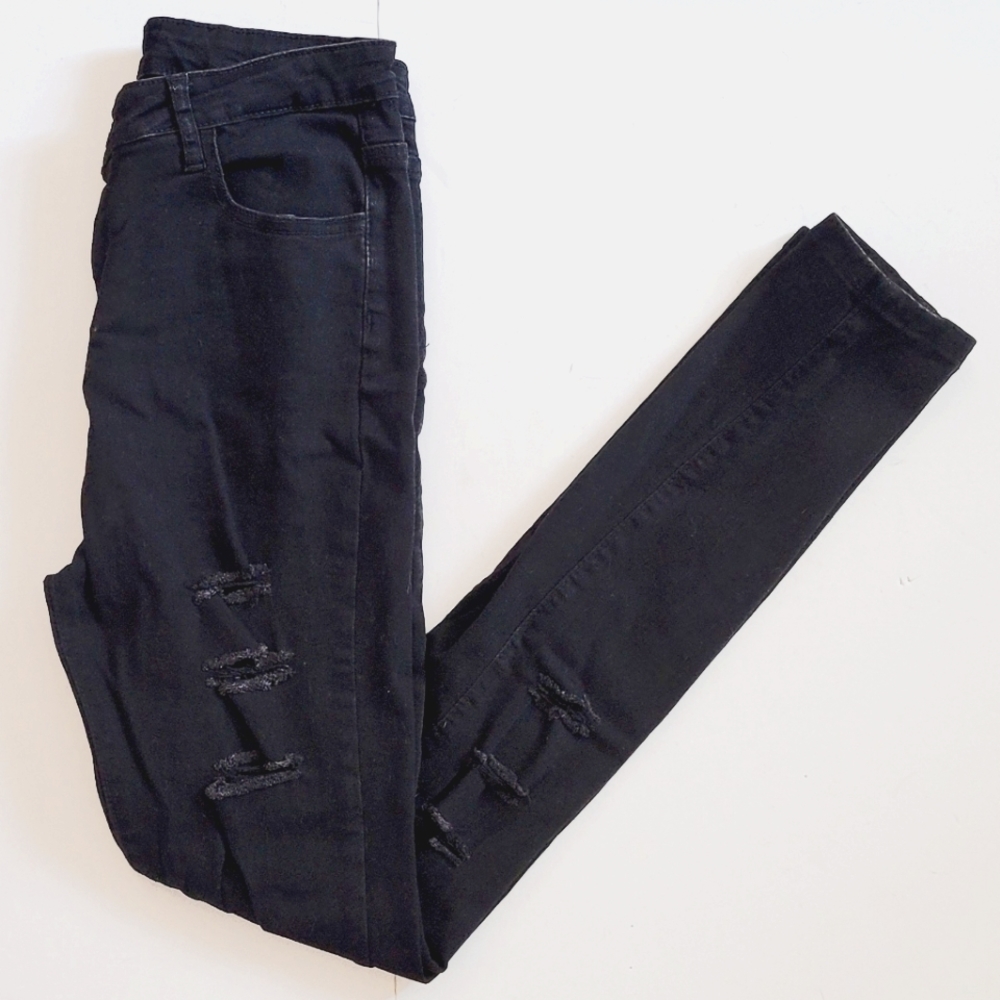 NWOT Black distressed Jeans